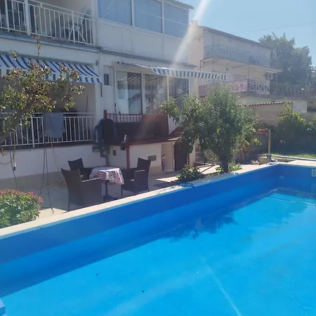 With Heated Outdoor Swimming Pool 9x4m