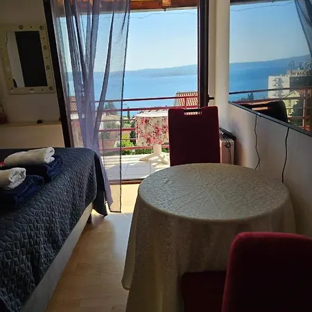 With Heated Outdoor Swimming Pool 9x4m Apartmán