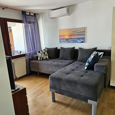 Apartment With Swimming Pool 9x4m *