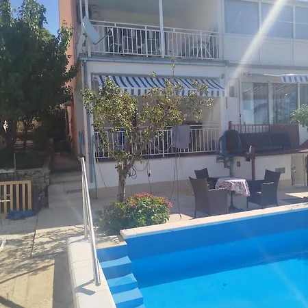 With Heated Outdoor Swimming Pool 9x4m Апартаменты Селце