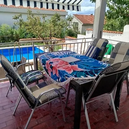 With Heated Outdoor Swimming Pool 9x4m
